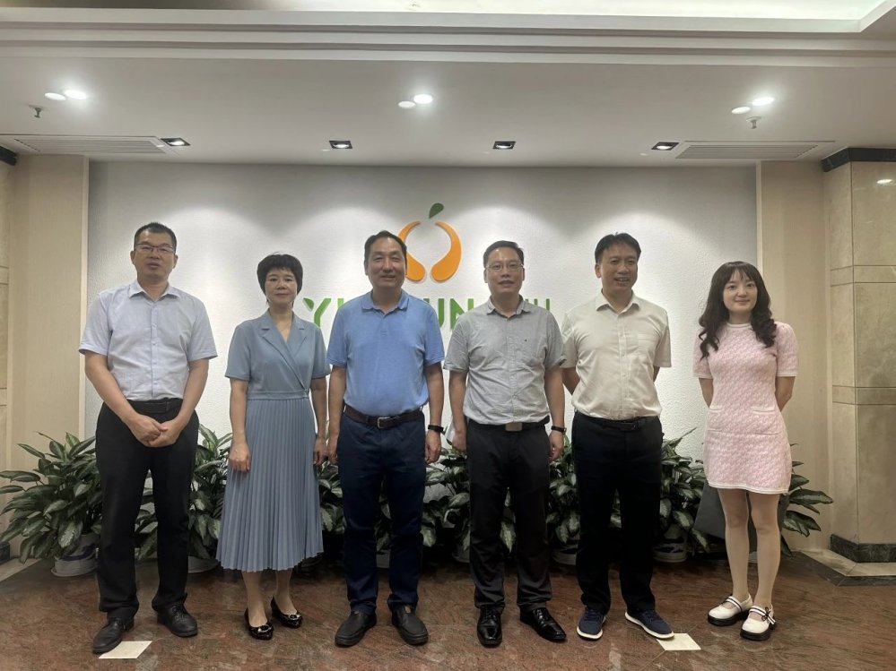 罗湖区委常委、统战部部长黄剑峰一行莅临源兴果品调研指导